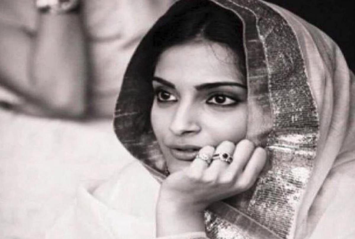 Sonam Kapoor Esha Gupta Anupam Kher shared emotional post on Stan Lee death