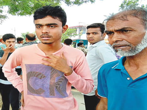2 lac rupees looted 