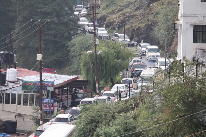 Traffic Jam in Mussoorie tourist stuck