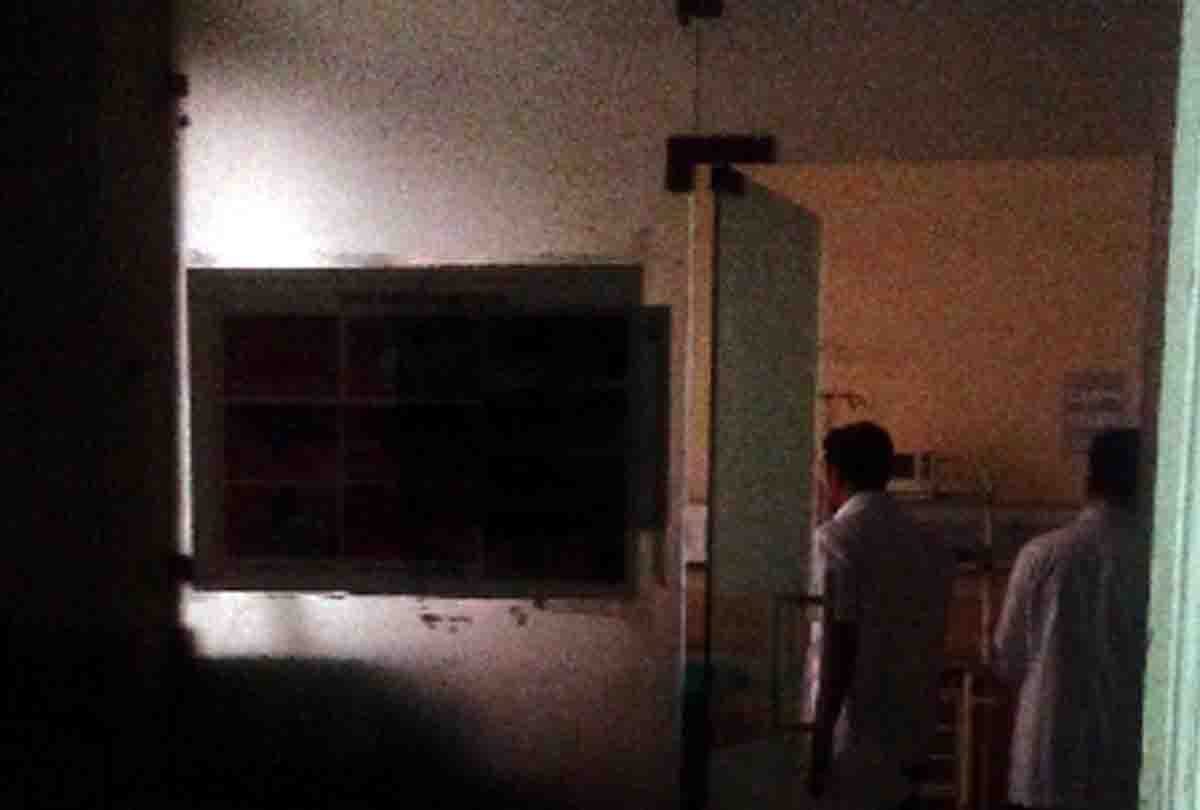  District hospital under power cut , treatment of emergency under torch ligh