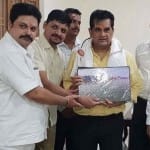 अमिताभ कांत को स्मृति चिन्ह देते विश्वनाथ मंदिर के पदाधिकारी।