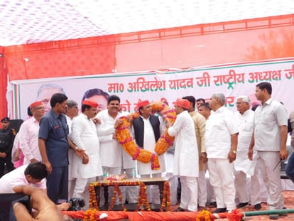 akhilesh yadav slams bjp government over bungalow row