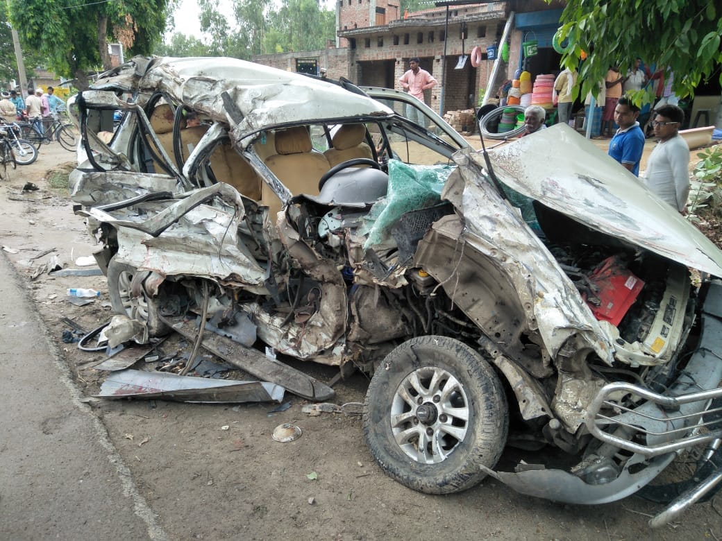 truck hit innova car in raebareli five killed 