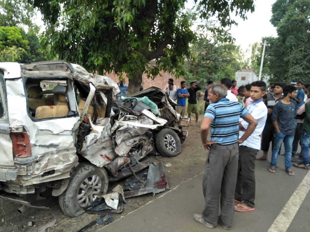 truck hit innova car in raebareli five killed 