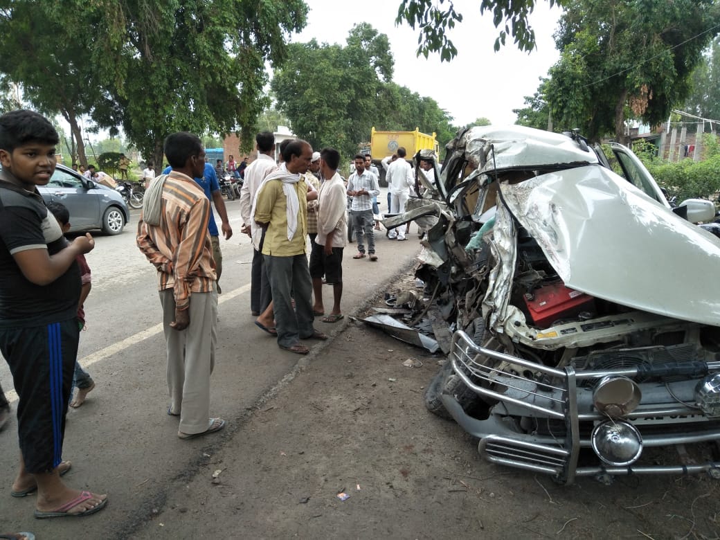 truck hit innova car in raebareli five killed 
