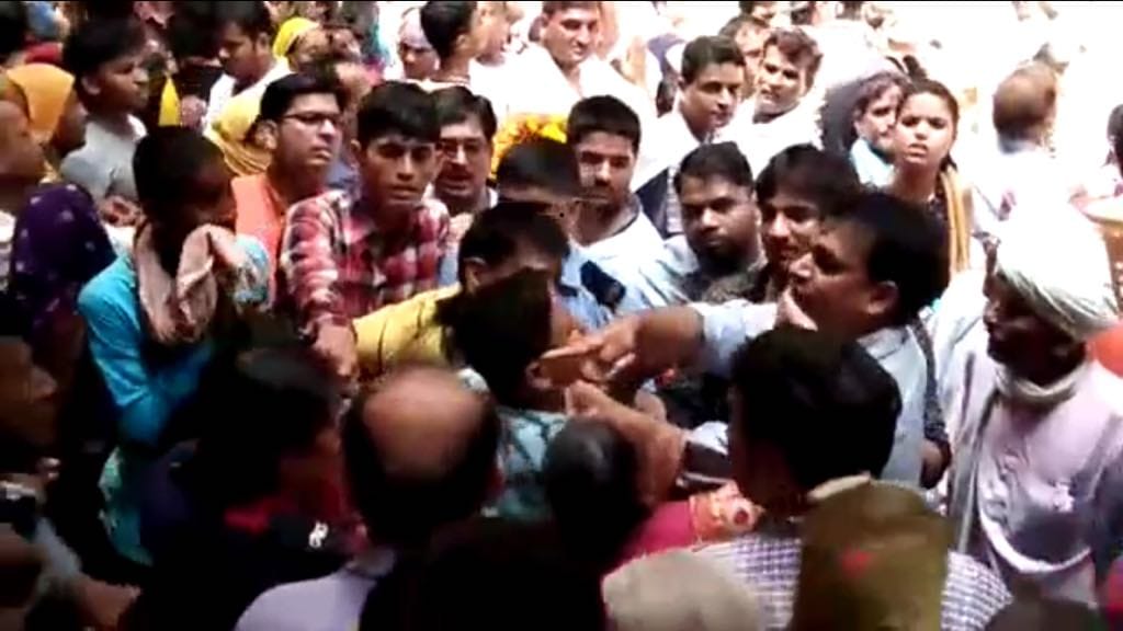  Devotees Beat up lady guard in Banke Bihari temple vrindavan