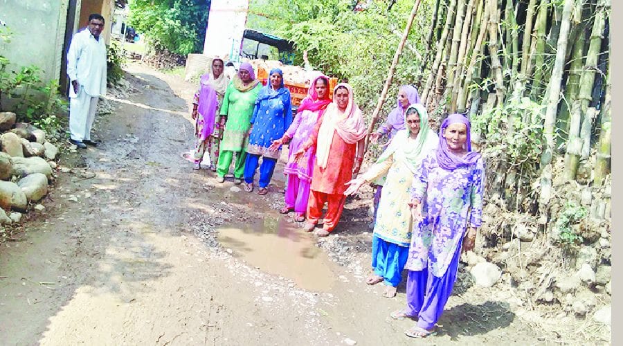 सड़क को पक्का न करने पर हौड़ गांव लोगों ने किया चक्का जाम