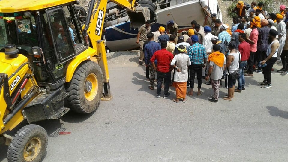 Accident on badrinath highway women Pilgrim died and many injured