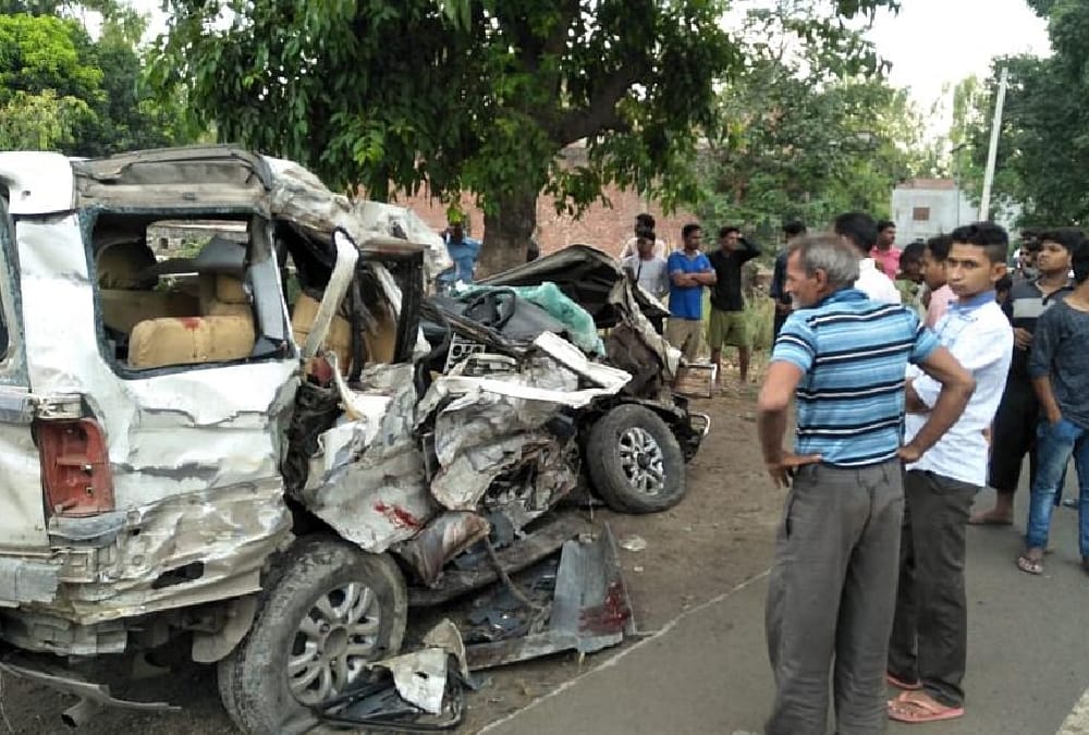 truck hit innova car in raebareli five killed 