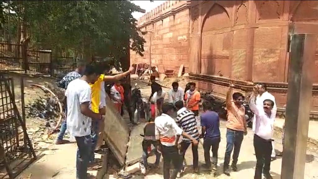 VHP workers performing aarti in Mahadev temple near Taj Mahal
