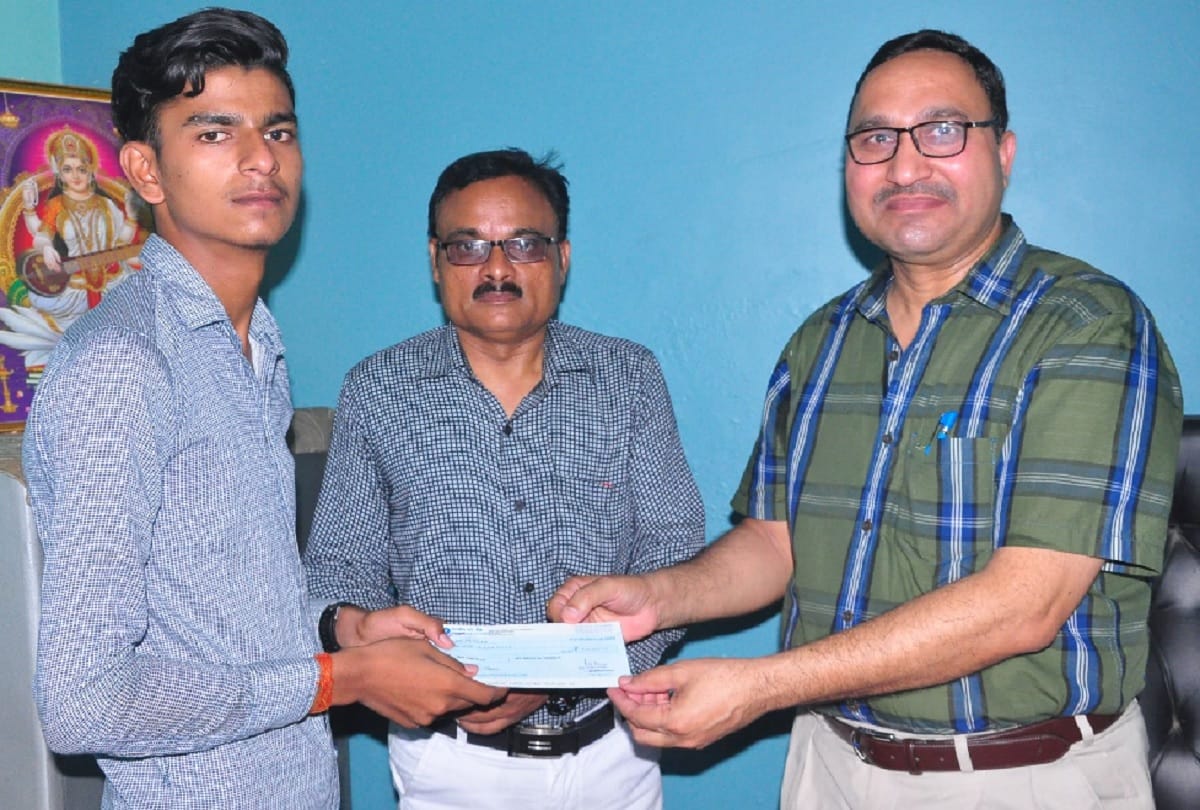 Cheque has been bounced which Chief Minister Yogi Adityanath given to topper of UP Board