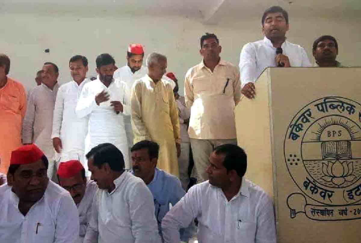 In samajwadi party meeting one leader use abusive talk