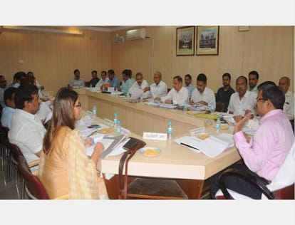 Commissioner's order officers take selfie to be present in office