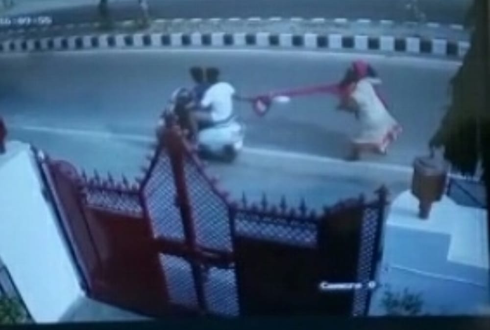 police arrested two boys who used to snatch purse for their enjoyment.