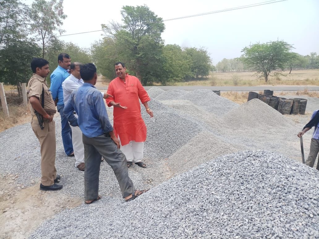 चेयरमैन ने अधूरी सड़क का नहीं किया लोकार्पण, ठेकेदार को आड़े हाथ लिया