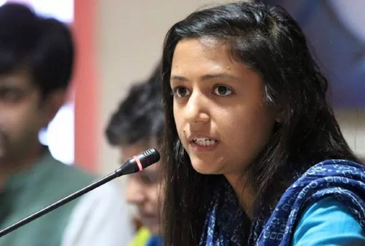 Nitin gadkari take legal action against left activist shehla rashid over assassinate of pm modi