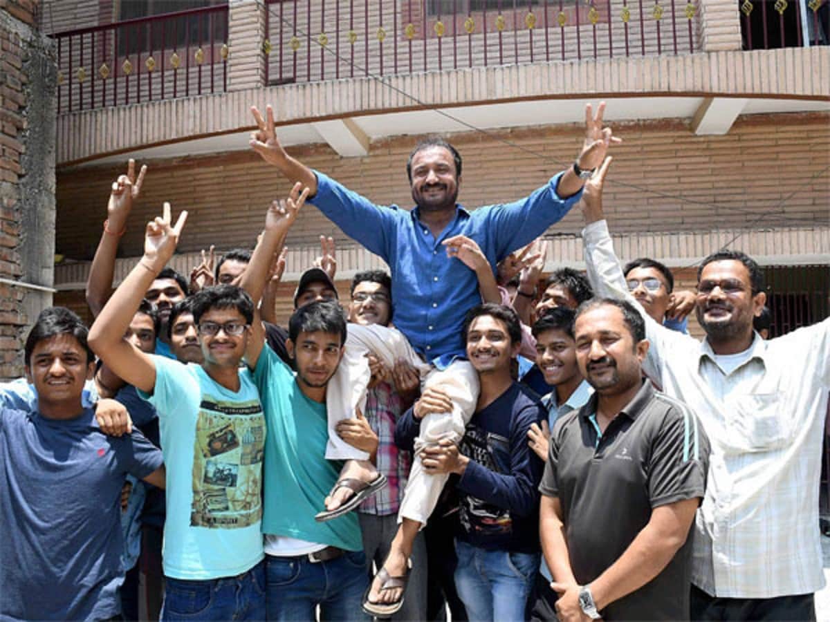 Hrithik Roshan Film Super 30 in trouble four IIT students file a case against anand kumar
