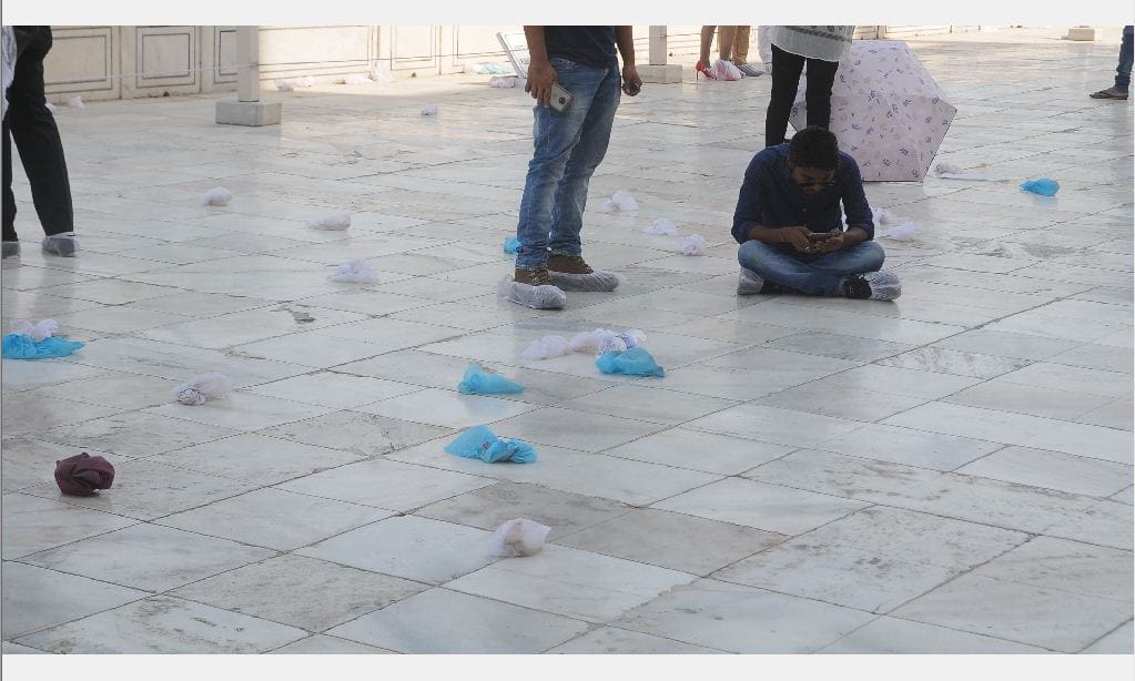 thousand tourists trouble due to not starting the turnstile gate at taj mahal