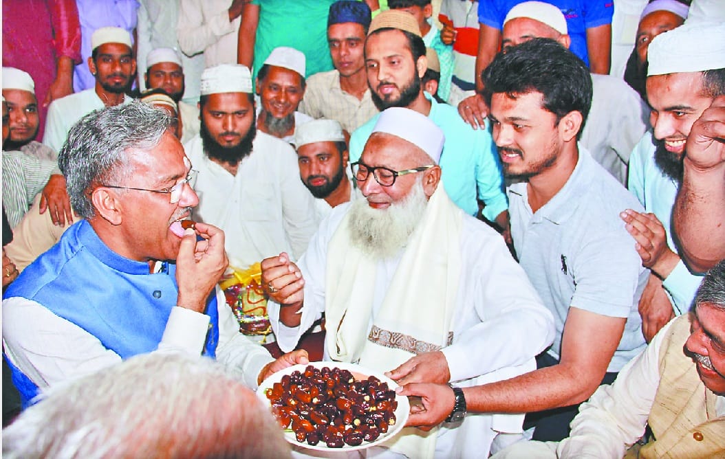 cm trivendra singh rawat reached jama Masjid and Seeks support for BJP