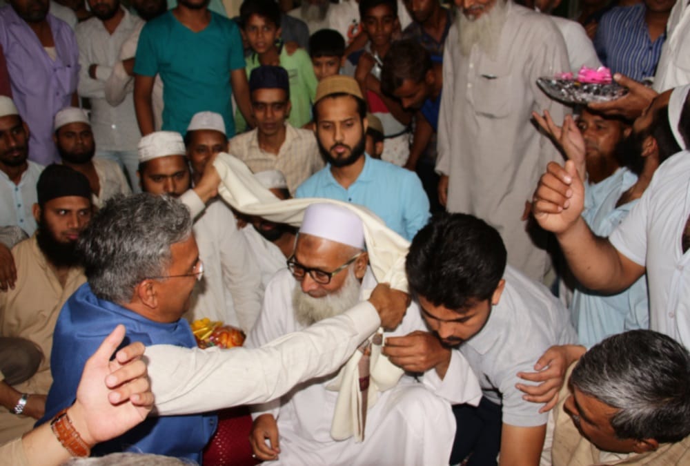 cm trivendra singh rawat reached jama Masjid and Seeks support for BJP
