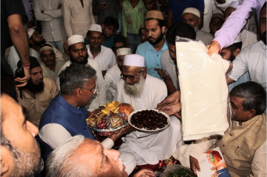 cm trivendra singh rawat reached jama Masjid and Seeks support for BJP