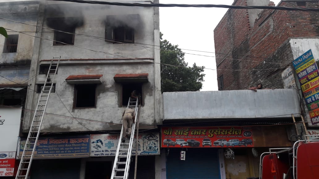 House caught fire in varanasi father and daughter save his own life