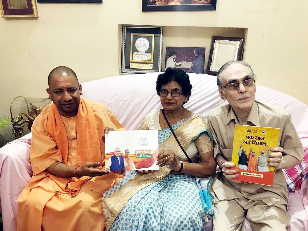 CM yogi in kashi doing sampark for samarthan campaign
