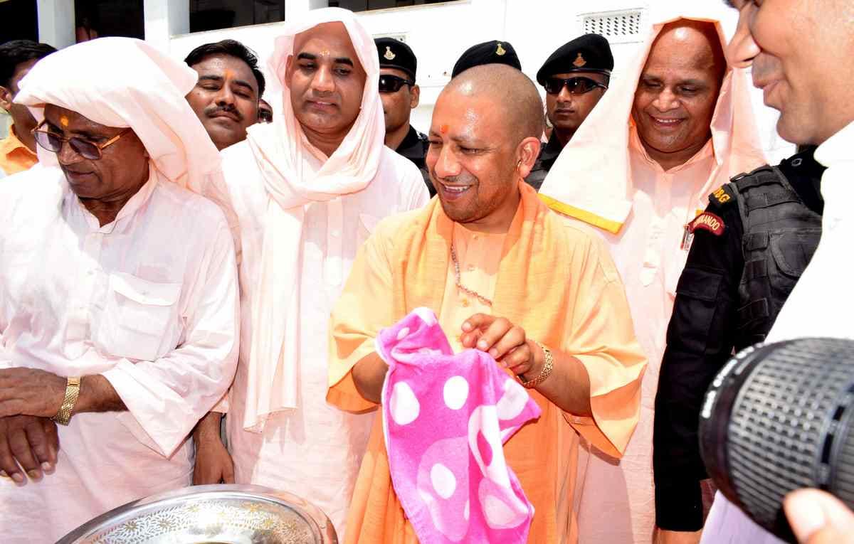 CM yogi do sampark for samarthan in varanasi
