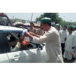 farmers distribute tomato