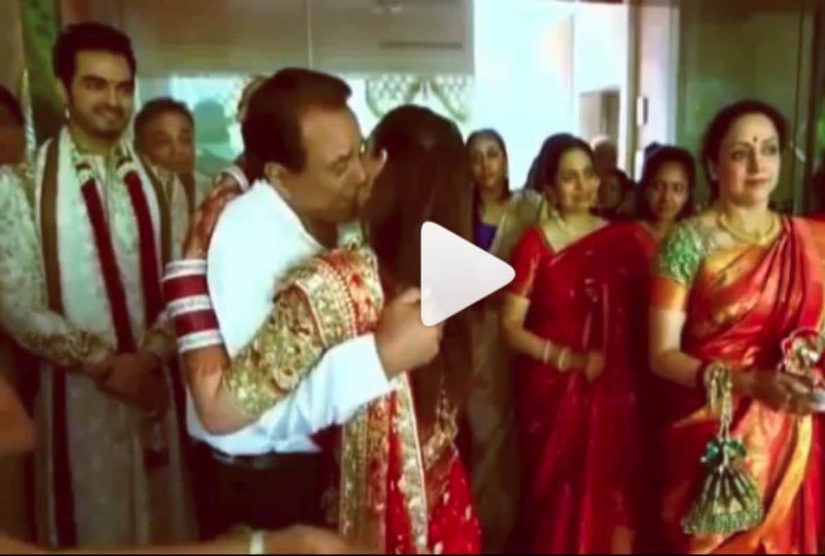 actor dharmendra look emotional on his daughter esha deol vidaai video