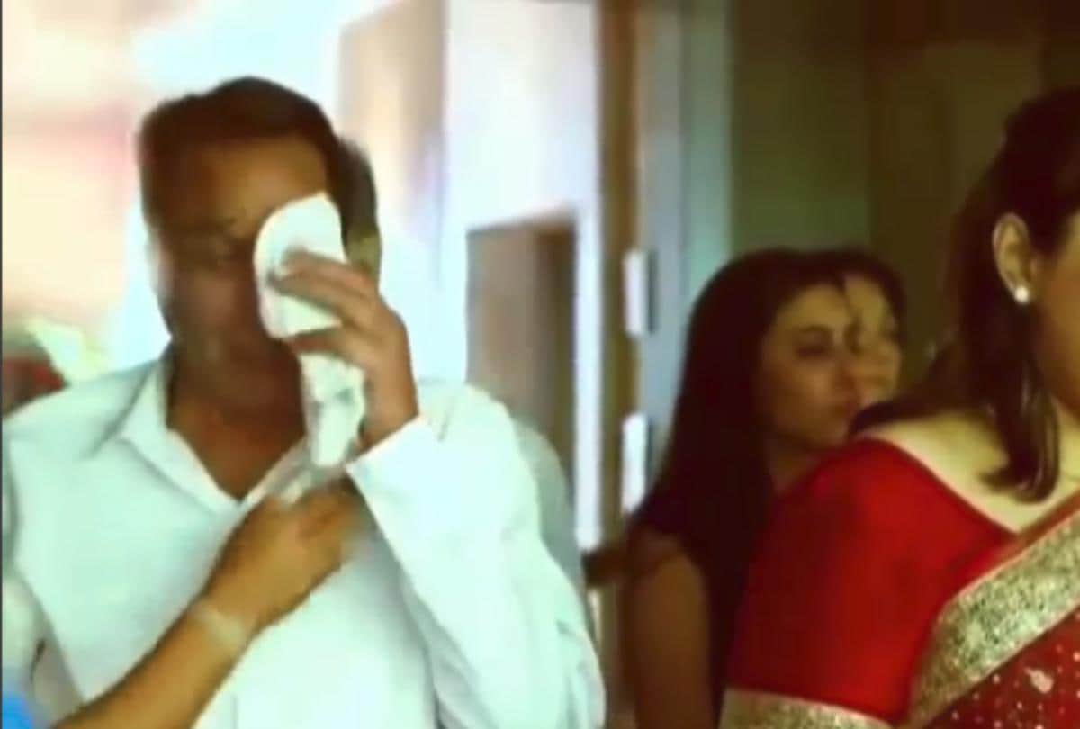 actor dharmendra look emotional on his daughter esha deol vidaai video