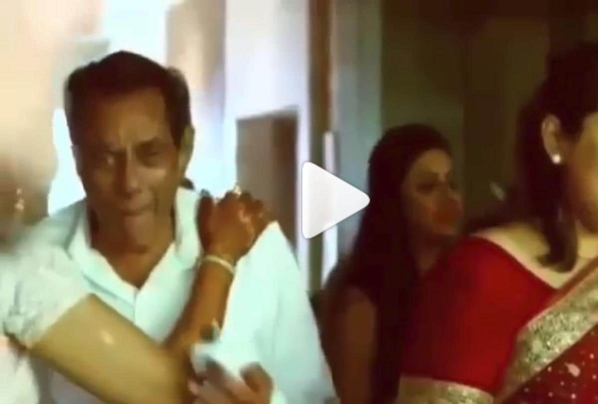 actor dharmendra look emotional on his daughter esha deol vidaai video