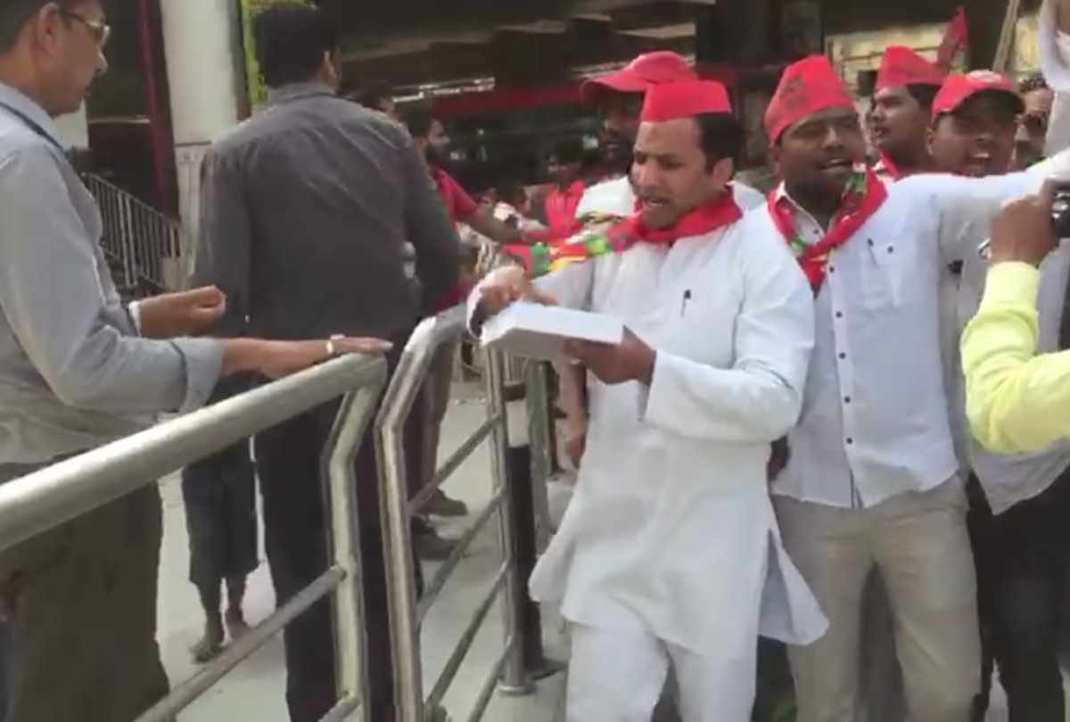 samajwadi party workers distributed sweets at new bus stand alambagh