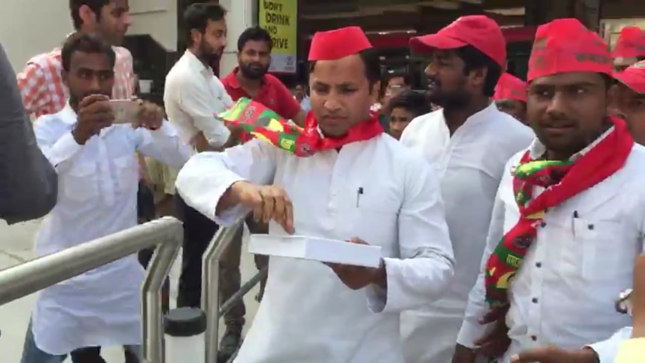 samajwadi party workers distributed sweets at new bus stand alambagh
