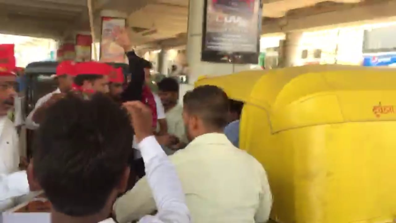 samajwadi party workers distributed sweets at new bus stand alambagh