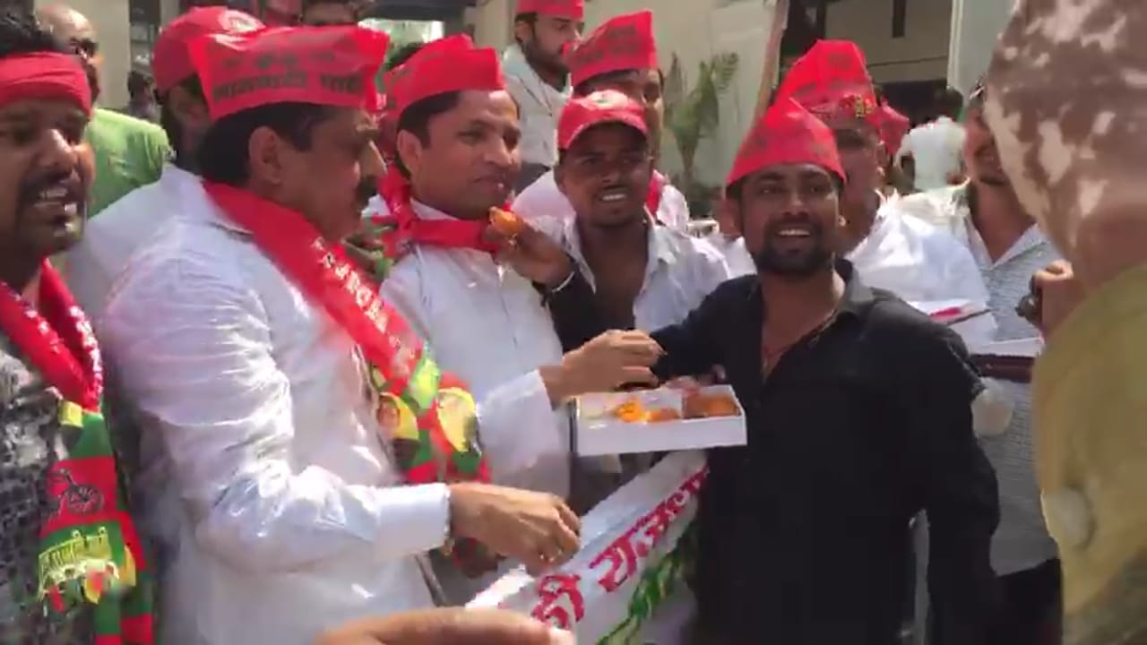 samajwadi party workers distributed sweets at new bus stand alambagh