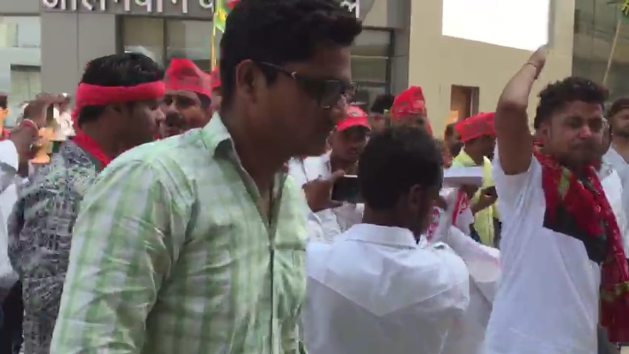 samajwadi party workers distributed sweets at new bus stand alambagh