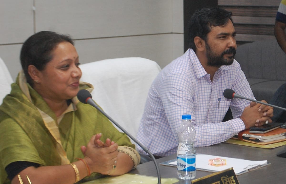 आउटसोर्सिंग कर्मचारियों के मानदेय पर हुई जोरदार बहस