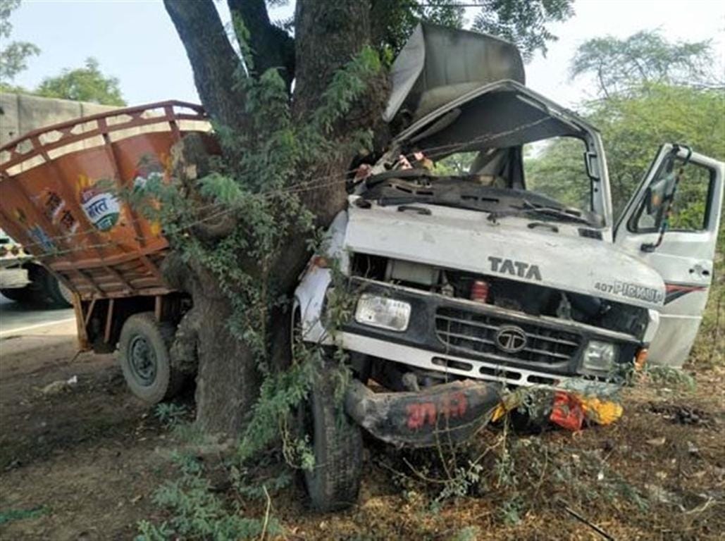 A truck hit, killing six people