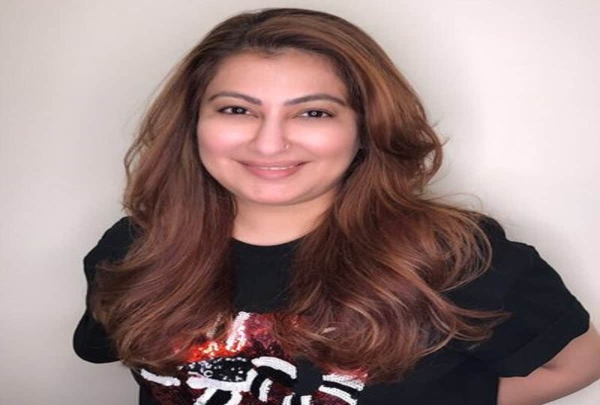 hrithik roshan ex manager anjali atha stolen his 10 gold coins