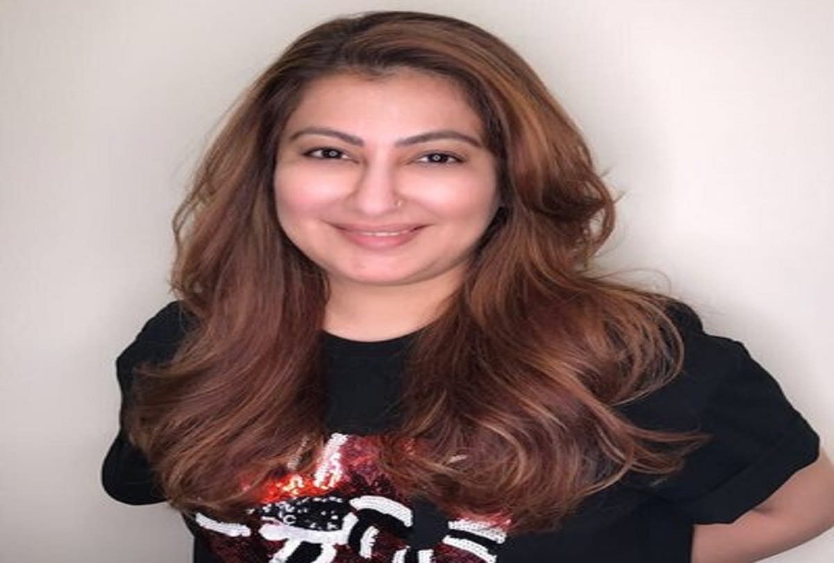 hrithik roshan ex manager anjali atha stolen his 10 gold coins