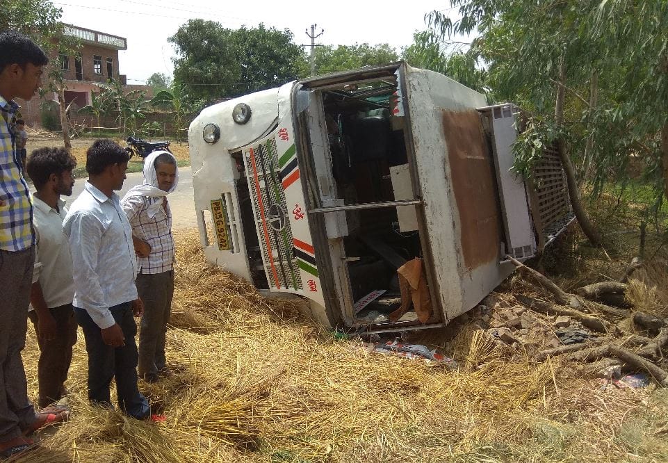 passengers bus crashed in mainpuri 