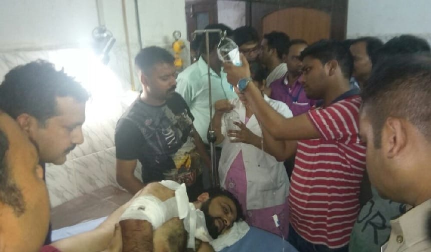 डॉ. कफील के भाई को गोली मारी