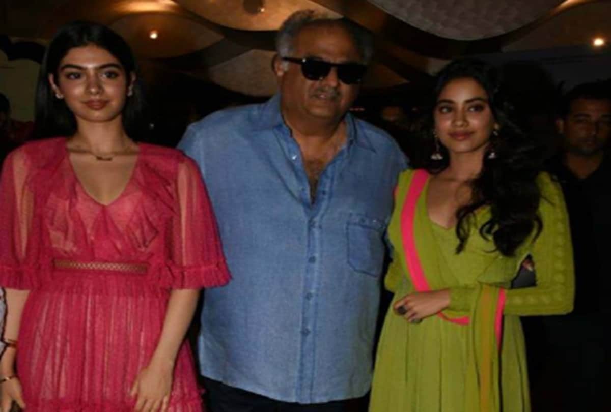  janhvi kapoor younger sister khushi cry At Dhadak Trailer Launch