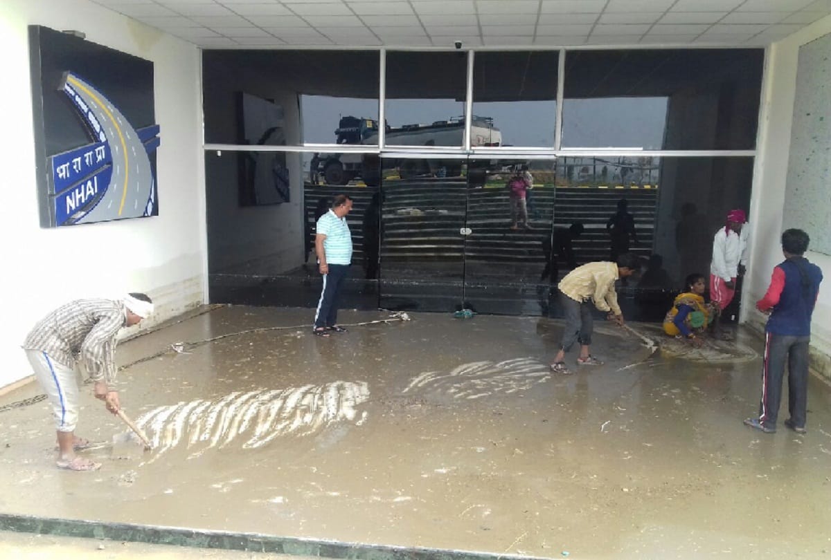 cracks in Eastern Peripheral Expressway, water logging in Digital Gallery 
