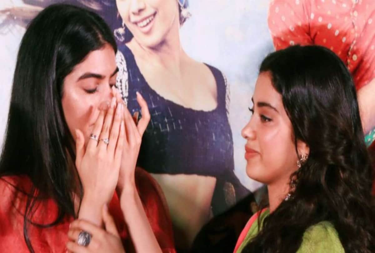 Film Dhadak Trailer Launch Khushi Kapoor Breaks Down While missing mom Sridevi
