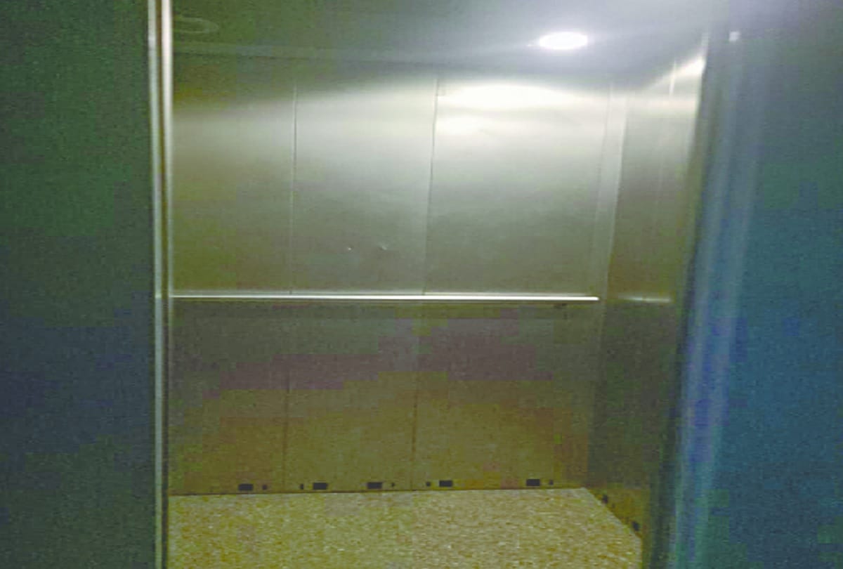 residents got stuck in lift in PGI lucknow.