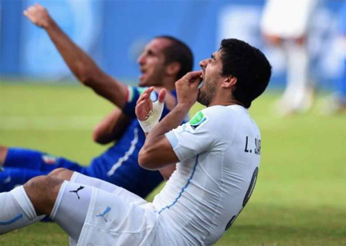 luis suarez bites Giorgio Chiellini