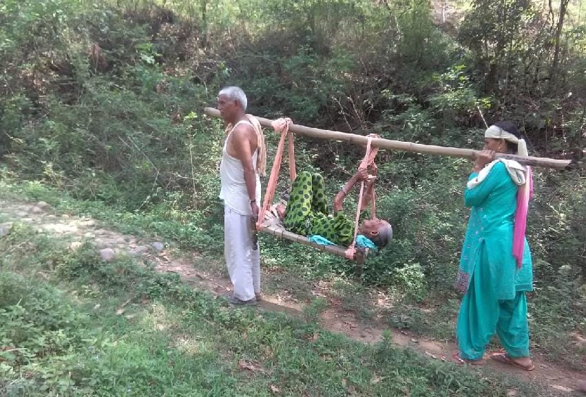 दंदवीं में पालकी में पहुंचाने पड़ते हैं मरीज