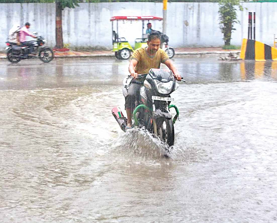How to ride bike and scooter during rain all you need to know